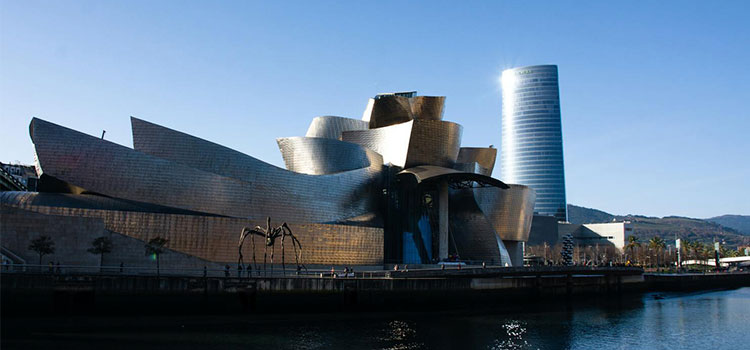 Museu Guggenheim de Bilbao, na Espanha, completa 25 anos