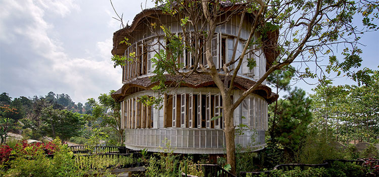 Escritório de arquitetura constrói prédio de três andares com bambu