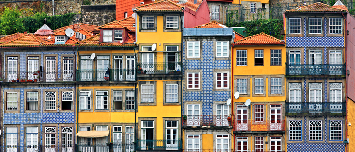 Diversas casas portuguesas coloridas e com azulejos portugueses