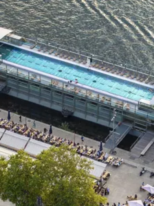 Piscina olímpica flutuante no rio Sena